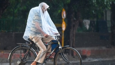 The rainfall brought cooler conditions to the capital, with the minimum temperature at Safdarjung settling at 18.7 degrees Celsius. (Sunil Ghosh/HT) The rainfall brought cooler conditions to the capital, with the minimum temperature at Safdarjung settling at 18.7 degrees Celsius. (Sunil Ghosh/HT)