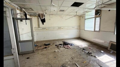 A ward in bad shape at Giaspura urban community health centre in Ludhiana on Monday. (Gurpreet Singh/HT) A ward in bad shape at Giaspura urban community health centre in Ludhiana on Monday. (Gurpreet Singh/HT)