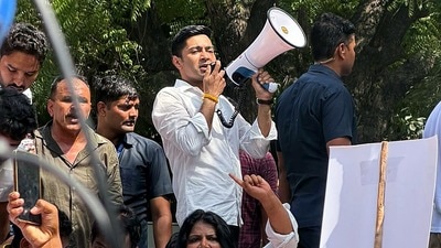 গত রবিবারই অভিষেকের কালীঘাটের বাসভবনে গিয়ে নতুন করে নোটিস দিয়েছিল শেক্সপিয়র সরণি থানার পুলিশ। (@AITCofficial X) গত রবিবারই অভিষেকের কালীঘাটের বাসভবনে গিয়ে নতুন করে নোটিস দিয়েছিল শেক্সপিয়র সরণি থানার পুলিশ। (@AITCofficial X)