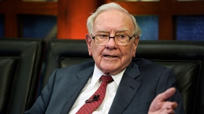 Warren Buffett's S&P 500 ETF strategy amid rising AI stock valuations and stock market bubble fears. (AP Photo/Nati Harnik, File) (AP) Warren Buffett's S&P 500 ETF strategy amid rising AI stock valuations and stock market bubble fears. (AP Photo/Nati Harnik, File) (AP)