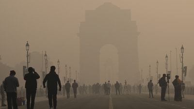 Experts say the Indo-Gangetic Plain’s geography traps pollution, making air quality a regional crisis across South Asia. (Vipin Kumar/ Hindustan Times)