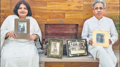 The couple graciously agree to pose with the treasure trunk. (Mayank Austen Soofi)