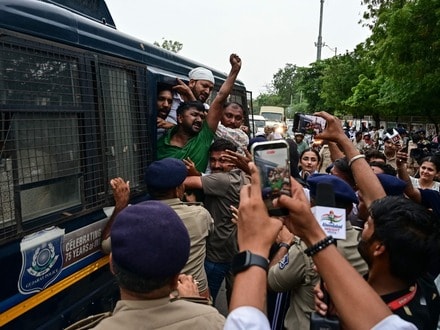 দিল্লির বিক্ষোভের মাঝে সক্রিয় আইনজীবীরা!