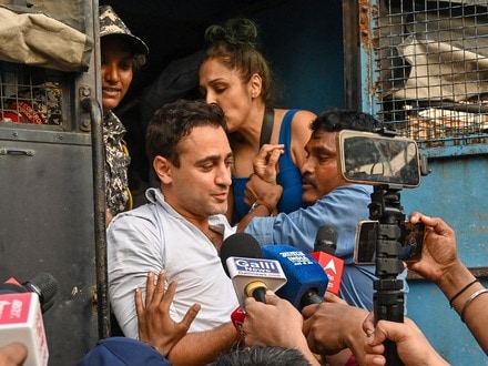 মুম্বইয়ে বিক্ষোভে যোগ দিতে গিয়ে পুলিশের হাতে আটক হয়েছিলেন বলিউড অভিনেতা ইমরান খান