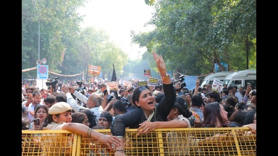 BJP Mahila Morcha workers protested near the Congress office, seeking expulsion of the Congress MP from his party. (HT Photo)