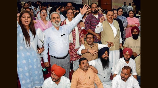 Councillors protesting during the civic body’s General House meeting in Ludhiana on Monday. (Gurpreet Singh/ht)