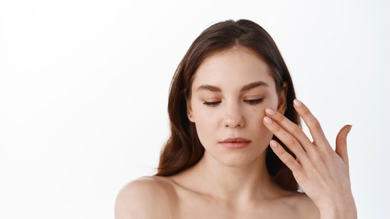 A dermatologist suggests skincare ingredients that are perfect for dry skin (Magnific)
