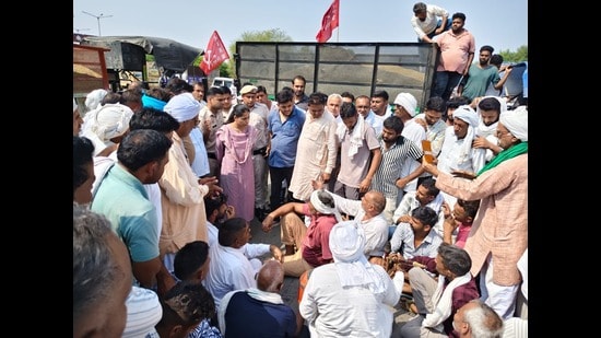 Following the blockade, Uchana SDM Suman Yadav reached the spot and held discussions with the farmers. She (HT Photo)