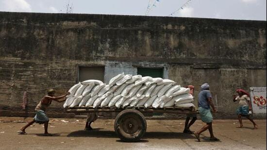 Labourers push a handcart loaded with sacks of sugar at a wholesale market in Kolkata, India, April 26, 2016. REUTERS/Rupak De Chowdhuri/File Photo (REUTERS)