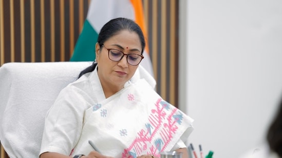 She pledged improved lighting, stronger coordination with police and officials, and consideration of student proposals, including better bus services and safer routes. (@gupta_rekha X)
