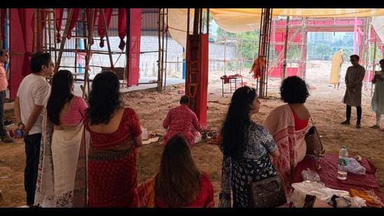 Residents from Sectors 107, 108 and 109, including families from more than 10 residential societies, attended the traditional Khunti Puja and Kalash Sthapana ceremonies on October 10. (HT Photo)