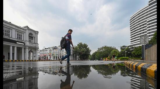 Safdarjung recorded a maximum temperature of 30.2 degrees Celsius on Monday (HT)