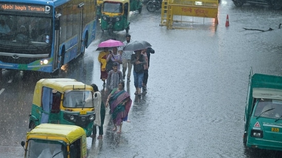 Traffic snarls hit Delhi-NCR after heavy rain, Barapullah Phase-III flyover sees
