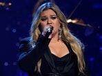 Kelly Clarkson said she had visited hoping to purchase an item but was abruptly informed that it was not for sale.