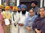 AAP MLAs submitting a memorandum regarding ‘police entry into Gurdwara Bangla Sahib’, at Akal Takht secretariat. (HT Photo)