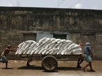 Labourers push a handcart loaded with sacks of sugar at a wholesale market in Kolkata, India, April 26, 2016. REUTERS/Rupak De Chowdhuri/File Photo (REUTERS)