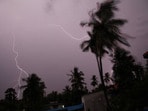 <p>ఇక తెలంగాణలో అక్టోబర్ 15 నుంచి 16 వరకు ములుగు, భద్రాద్రి కొత్తగూడెం, ఖమ్మం, నల్గొండ, సూర్యాపేట, మహబూబాబాద్, వరంగల్, హన్మకొండ, జనగాం, సిద్దిపేట, యాదాద్రి భువనగిరి, రంగారెడ్డి, హైదరాబాద్, మేడ్చల్-మల్కాజిగిరి, మహబూబ్‌నగర్, నాగర్‌కర్నూల్, వనపర్తి, నారాయణపేట, జోగులాంబ గద్వాల జిల్లాల్లో అక్కడక్కడ ఉరుములు, మెరుపులు, ఈదురుగాలులతో (గంటకు 30-40 కి.మీ) కూడిన మోస్తరు వర్షాలు కురిసే అవకాశం ఉంది.</p>