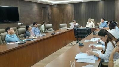 At the review meeting chaired by MCG commissioner Pradeep Dahiya on Tuesday. (HT Photo) At the review meeting chaired by MCG commissioner Pradeep Dahiya on Tuesday. (HT Photo)