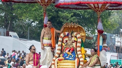 చిన్నశేష వాహనంపై కృష్ణుడి అలంకారంలో మలయప్పస్వామి దర్శనం చిన్నశేష వాహనంపై కృష్ణుడి అలంకారంలో మలయప్పస్వామి దర్శనం