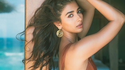 <p>పూజా హెగ్డే గేమింగ్ లవర్ అని చాలా మందికి తెలియదు. ఆమెకు వీడియో గేమ్స్ ఆడటం చాలా ఇష్టం. ఇక క్రికెట్లో రాహుల్ ద్రవిడ్, టెన్నిస్ లో ఫెదరర్ కు పూజా బిగ్ ఫ్యాన్. </p> (x/hegdepooja) <p>పూజా హెగ్డే గేమింగ్ లవర్ అని చాలా మందికి తెలియదు. ఆమెకు వీడియో గేమ్స్ ఆడటం చాలా ఇష్టం. ఇక క్రికెట్లో రాహుల్ ద్రవిడ్, టెన్నిస్ లో ఫెదరర్ కు పూజా బిగ్ ఫ్యాన్. </p> (x/hegdepooja)