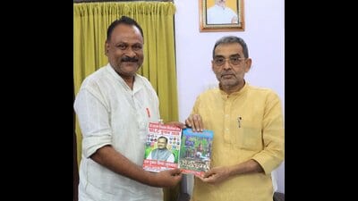 Ram Pukar Sinha (left) with RLM chief Upendra Kushwaha (HT Photo) Ram Pukar Sinha (left) with RLM chief Upendra Kushwaha (HT Photo)