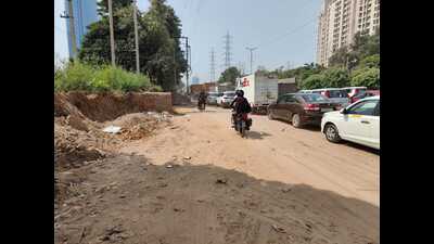 The road shoulders are unpaved, generating excessive dust every time a vehicle passes through. With vehicles constantly moving along the stretch, dust from the loose soil gets kicked up into the air and settles on nearby homes, cars and shops/ (HT Photo) The road shoulders are unpaved, generating excessive dust every time a vehicle passes through. With vehicles constantly moving along the stretch, dust from the loose soil gets kicked up into the air and settles on nearby homes, cars and shops/ (HT Photo)