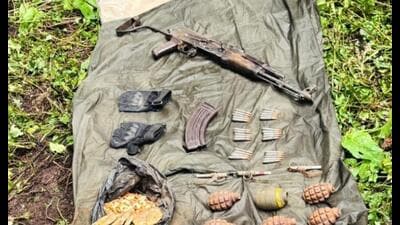 The seized arms and ammunition in Sutharban area of Sawjian sector in Poonch district.