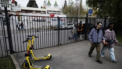 People walk past Yandex electric scooters in Moscow, Russia, October 11, 2026. REUTERS/Anastasia Barashkova (REUTERS)