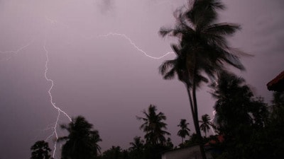<p>ఇక తెలంగాణలో అక్టోబర్ 15 నుంచి 16 వరకు ములుగు, భద్రాద్రి కొత్తగూడెం, ఖమ్మం, నల్గొండ, సూర్యాపేట, మహబూబాబాద్, వరంగల్, హన్మకొండ, జనగాం, సిద్దిపేట, యాదాద్రి భువనగిరి, రంగారెడ్డి, హైదరాబాద్, మేడ్చల్-మల్కాజిగిరి, మహబూబ్‌నగర్, నాగర్‌కర్నూల్, వనపర్తి, నారాయణపేట, జోగులాంబ గద్వాల జిల్లాల్లో అక్కడక్కడ ఉరుములు, మెరుపులు, ఈదురుగాలులతో (గంటకు 30-40 కి.మీ) కూడిన మోస్తరు వర్షాలు కురిసే అవకాశం ఉంది.</p> 