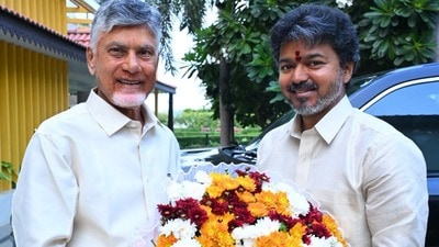 <p>ఏపీ సీఎం చంద్రబాబు నాయుడుతో తమిళనాడు ముఖ్యమంత్రి విజయ్.. సీఎం క్యాంప్ కార్యాలయంలో భేటీ అయ్యారు. ఈ సందర్భంగా మంత్రి నారా లోకేష్తో కలిసి చంద్రబాబు విజయ్కు స్వాగతం పలికారు.</p> <p>ఏపీ సీఎం చంద్రబాబు నాయుడుతో తమిళనాడు ముఖ్యమంత్రి విజయ్.. సీఎం క్యాంప్ కార్యాలయంలో భేటీ అయ్యారు. ఈ సందర్భంగా మంత్రి నారా లోకేష్తో కలిసి చంద్రబాబు విజయ్కు స్వాగతం పలికారు.</p>