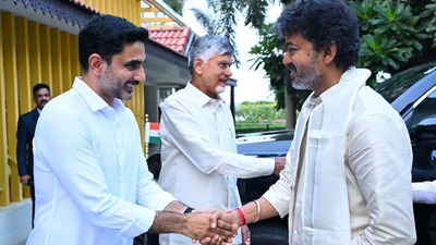 <p>అనంతరం మంత్రులు నారాయణ, నిమ్మల రామానాయుడు, ఎంపీ మాగుంట శ్రీనివాసరెడ్డిలను విజయ్కి చంద్రబాబు పరిచయం చేశారు.</p> <p>అనంతరం మంత్రులు నారాయణ, నిమ్మల రామానాయుడు, ఎంపీ మాగుంట శ్రీనివాసరెడ్డిలను విజయ్కి చంద్రబాబు పరిచయం చేశారు.</p>