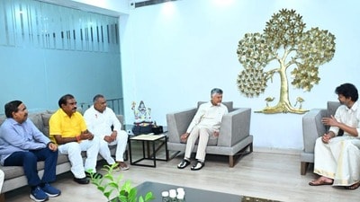 <p>ఇరువురు సీఎంల మధ్య పలు కీలక అంశాలు చర్చకు వచ్చాయి. తెలుగు గంగ ప్రాజెక్టుపై చర్చించారు. చెన్నై తాగు నీటి అవసరాల కోసం తెలుగు గంగ ద్వారా ఈ ఏడాది 4.08 టీఎంసీల నీటిని ఆంధ్ర ఇచ్చింది.</p> <p>ఇరువురు సీఎంల మధ్య పలు కీలక అంశాలు చర్చకు వచ్చాయి. తెలుగు గంగ ప్రాజెక్టుపై చర్చించారు. చెన్నై తాగు నీటి అవసరాల కోసం తెలుగు గంగ ద్వారా ఈ ఏడాది 4.08 టీఎంసీల నీటిని ఆంధ్ర ఇచ్చింది.</p>