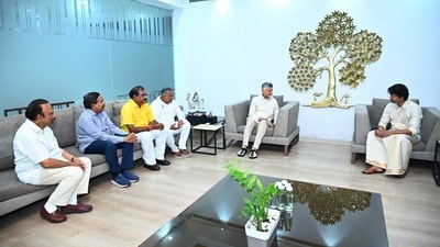 <p>అంతకుముందు తమిళనాడు సీఎం విజయ్.. విజయవాడ ఇంద్రకీలాద్రిపై అమ్మవారిని దర్శించుకున్నారు. ఈ సందర్భంగా ప్రత్యేక పూజలు చేశారు. ఆయనను చూసేందుకు అభిమానులు పెద్ద ఎత్తున వచ్చారు.</p> <p>అంతకుముందు తమిళనాడు సీఎం విజయ్.. విజయవాడ ఇంద్రకీలాద్రిపై అమ్మవారిని దర్శించుకున్నారు. ఈ సందర్భంగా ప్రత్యేక పూజలు చేశారు. ఆయనను చూసేందుకు అభిమానులు పెద్ద ఎత్తున వచ్చారు.</p>