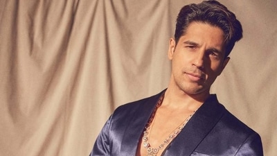 Sidharth Malhotra breaks his leg. Sidharth Malhotra breaks his leg.