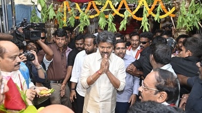 విజయవాడ దుర్గమ్మను దర్శించుకున్న తమిళనాడు సీఎం విజయ్ విజయవాడ దుర్గమ్మను దర్శించుకున్న తమిళనాడు సీఎం విజయ్