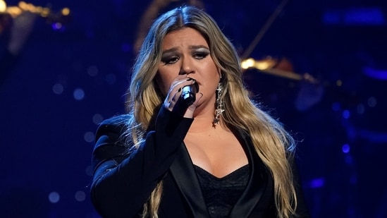 Kelly Clarkson said she had visited hoping to purchase an item but was abruptly informed that it was not for sale.