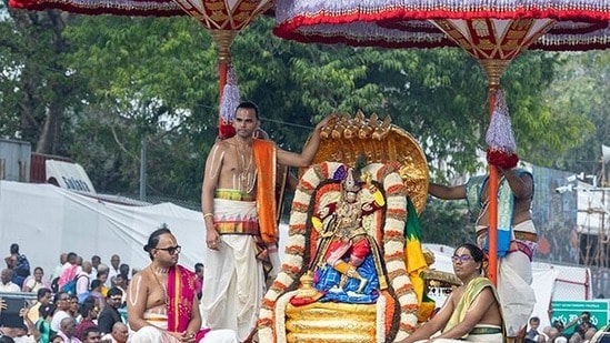 చిన్నశేష వాహనంపై కృష్ణుడి అలంకారంలో మలయప్పస్వామి దర్శనం