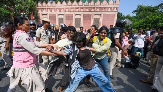On Saturday, hundreds of protesters who were not allowed to gather at Jantar Mantar took shelter at Bangla Sahib gurdwara.(HT photo)