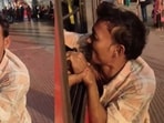 Instead of letting the suspected thief go as the train started moving, the passengers held on to him.