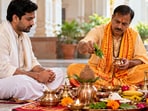పూజకు ముందు స్నానం చేసినా మళ్లీ నీళ్లు ఎందుకు చల్లుతారు? అసలు కారణం ఇదే!