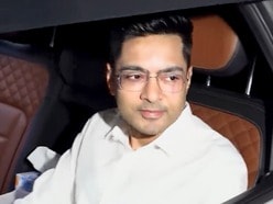 বিলবোর্ড-কাণ্ডে অবশেষে থানায় অভিষেক, ৪৮ ঘণ্টা সময় চেয়ে সোমবার এড়িয়েছিলেন হাজিরা