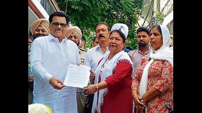 Anganwadi workers submitting a memorandum to MLA Madan Lal Bagga in Ludhiana on Wednesday. (HT) Anganwadi workers submitting a memorandum to MLA Madan Lal Bagga in Ludhiana on Wednesday. (HT)