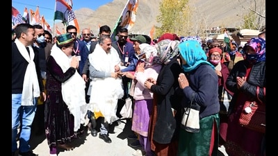 Himachal Pradesh CM Sukhvinder Singh Sukhu welcomed on his arrival at Kaza in Spiti on Wednesday. (HT Photo) Himachal Pradesh CM Sukhvinder Singh Sukhu welcomed on his arrival at Kaza in Spiti on Wednesday. (HT Photo)