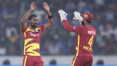Keemo Paul began the downfall of India as he took the wickets of Samson and Ishan Kishan in the same over. A few overs later Shreyas Iyer fell as well (CREIMAS)
