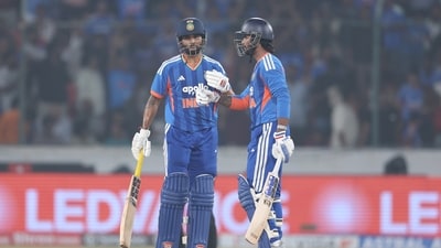 Nitish Reddy and Tilak Varma provided some hope with a late partnership of 66 runs, as both scored 41 runs. However, with their wickets, India's hopes also ended. (CREIMAS)