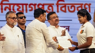 বিভিন্ন সরকারি দফতরে আরও ৪৫,১৮৫টি শূন্যপদ তৈরি করল পশ্চিমবঙ্গ সরকার। (ছবি সৌজন্যে পিটিআই) বিভিন্ন সরকারি দফতরে আরও ৪৫,১৮৫টি শূন্যপদ তৈরি করল পশ্চিমবঙ্গ সরকার। (ছবি সৌজন্যে পিটিআই)