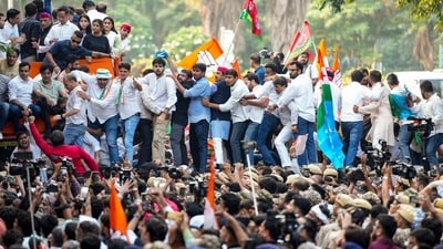 ভোটার তালিকা সংশোধন বা এসআইআর প্রক্রিয়া নিয়ে নির্বাচন কমিশনের বিরুদ্ধে বিরোধীদের আন্দোলন ঘিরে উত্তপ্ত রাজধানী। (PTI)