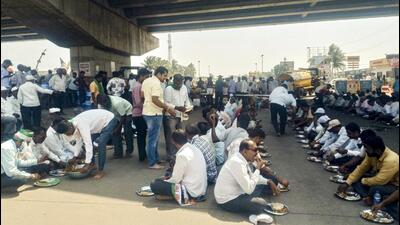 Protesting sugarcane farmers have a meal on the road during an ongoing indefinite highway blockade on the Pune-Bengaluru National Highway (NH-48), in Belagavi district, Karnataka, Wednesday. Traffic on NH-48 towards Belagavi and Bengaluru has returned to normalcy after the protest at the Kognoli toll plaza in Karnataka was called off; the Maharashtra highway police said on Wednesday. (PTI) Protesting sugarcane farmers have a meal on the road during an ongoing indefinite highway blockade on the Pune-Bengaluru National Highway (NH-48), in Belagavi district, Karnataka, Wednesday. Traffic on NH-48 towards Belagavi and Bengaluru has returned to normalcy after the protest at the Kognoli toll plaza in Karnataka was called off; the Maharashtra highway police said on Wednesday. (PTI)