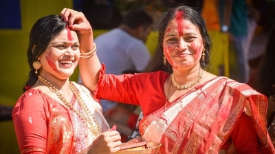 Here's why Bengali women wear white sarees with red borders. (Pexel) Here's why Bengali women wear white sarees with red borders. (Pexel)