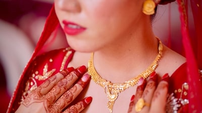 How to pick between gold, diamonds and statement jewellery for your festive outfit. (Unsplash) How to pick between gold, diamonds and statement jewellery for your festive outfit. (Unsplash)